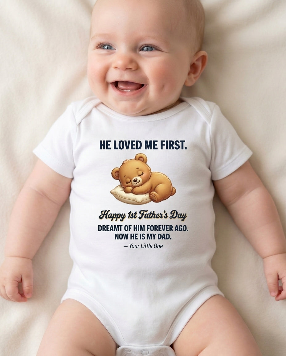 TotKind - H5 Sleeping Bear Passive Pose No-Prop Happy 1st - Baby Onesie - 14052026
