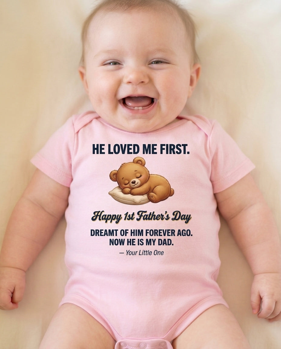 TotKind - H5 Sleeping Bear Passive Pose No-Prop Happy 1st - Baby Onesie - 14052026