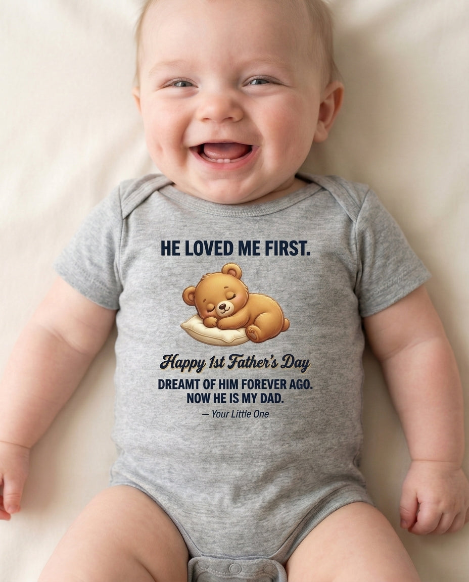 TotKind - H5 Sleeping Bear Passive Pose No-Prop Happy 1st - Baby Onesie - 14052026